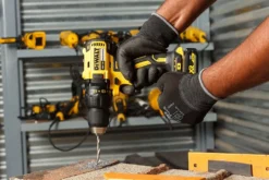 Drill 18V DCD777S2T 2X1,5AH