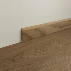 Fotlist eik mattlakkert finér 14x60x2250 mm varmgrå