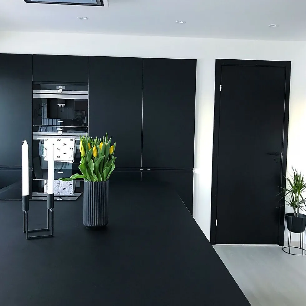 Sidefelt innerdør Sletten Kompakt svart 40x210 cm
