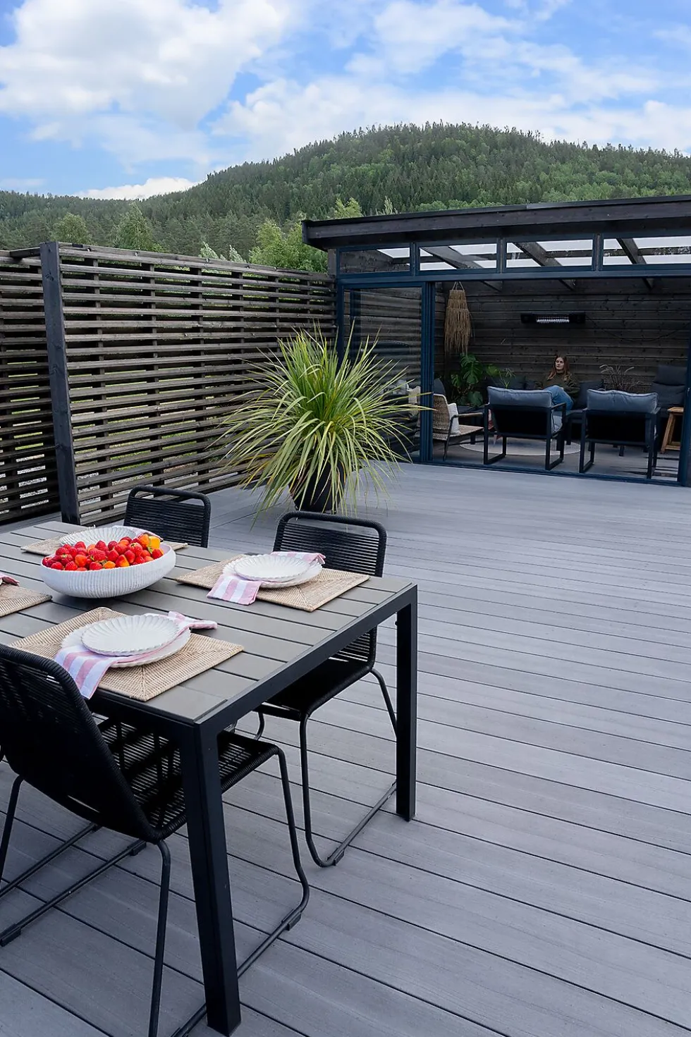 Terrasse Megawood Delta lys grå