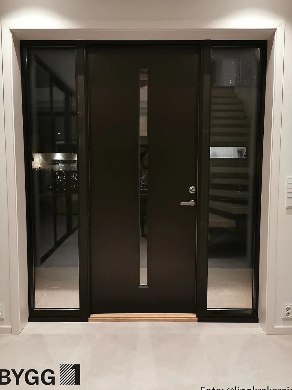 Ytterdør Hovdeby kompakt 100x210 cm frostet glass svart høyre